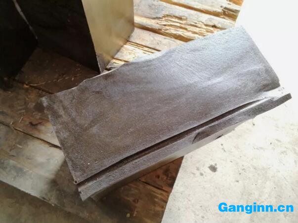 圖4 裂紋打開(kāi)后內(nèi)部形貌